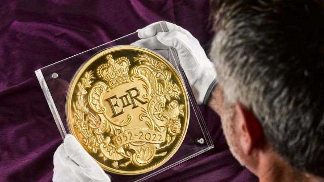 英国打造巨型金币 迎女王“白金禧年”庆典
