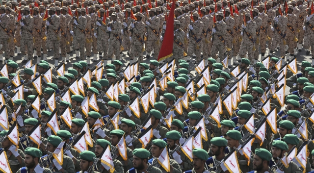 伊朗举行阅兵式纪念两伊战争