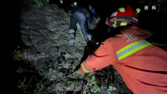 密云消防连夜搜救2名爬野山被困人员