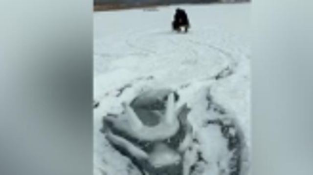 东北小伙自学冰雕，在河面塑刻出冰龙